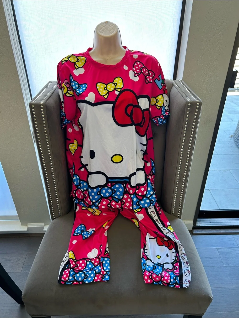 Hello Kitty Pink Pajama Set - Short Sleeve Top & Capris - Picture 1 of 3